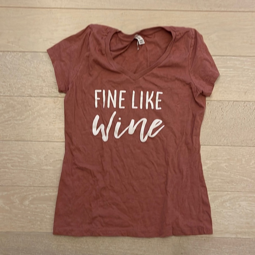 Graphic v-neck tee “fine like wine”